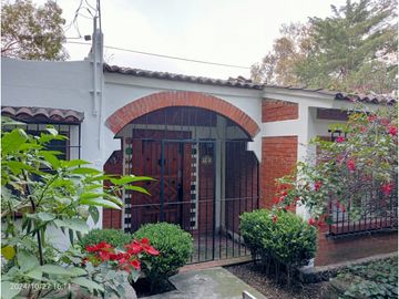 HERMOSA CASA  CON GRANDES VISTAS A LA CIUDAD