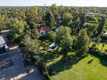Casa 700 m2 apta para uso comercial, jardín, piscina. Ruta 9 y Bv. Mitre, Funes. | Venta