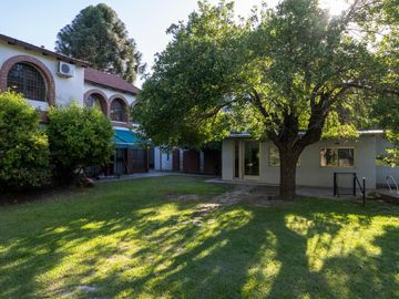 Casa 700 m2 apta para uso comercial, jardín, piscina. Ruta 9 y Bv. Mitre, Funes. | Venta