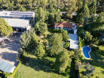 Casa 700 m2 apta para uso comercial, jardín, piscina. Ruta 9 y Bv. Mitre, Funes. | Venta