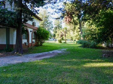 Casa 700 m2 apta para uso comercial, jardín, piscina. Ruta 9 y Bv. Mitre, Funes. | Venta