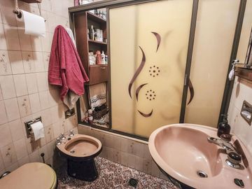 Venta casa 4 ambientes con patio, parrila y cochera en Villa Luzuriaga.