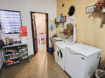 Venta casa 4 ambientes con patio, parrila y cochera en Villa Luzuriaga.