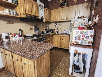 Venta casa 4 ambientes con patio, parrila y cochera en Villa Luzuriaga.