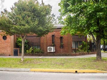 Venta casa 4 ambientes con patio, parrila y cochera en Villa Luzuriaga.