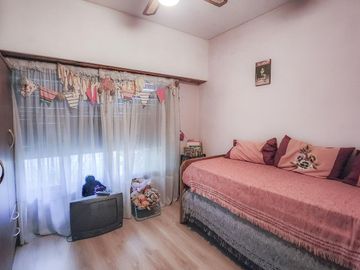 Venta casa 4 ambientes con patio, parrila y cochera en Villa Luzuriaga.
