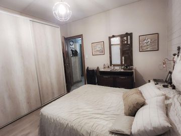 Venta casa 4 ambientes con patio, parrila y cochera en Villa Luzuriaga.