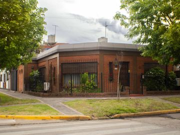 Venta casa 4 ambientes con patio, parrila y cochera en Villa Luzuriaga.