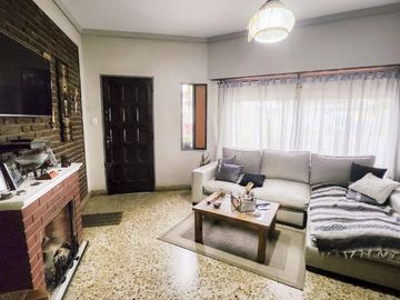 Venta casa 4 ambientes con patio, parrila y cochera en Villa Luzuriaga.