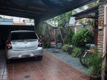 Venta casa 4 ambientes con patio, parrila y cochera en Villa Luzuriaga.