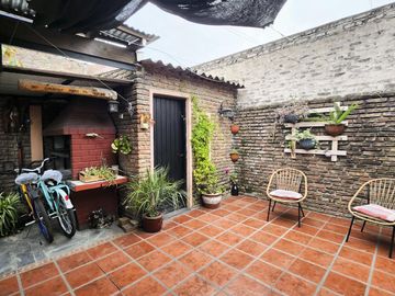 Venta casa 4 ambientes con patio, parrila y cochera en Villa Luzuriaga.