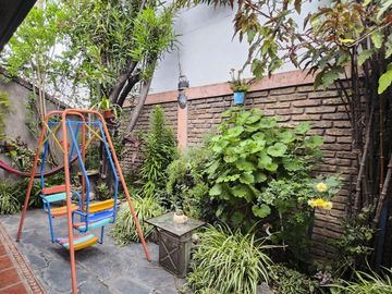 Venta casa 4 ambientes con patio, parrila y cochera en Villa Luzuriaga.