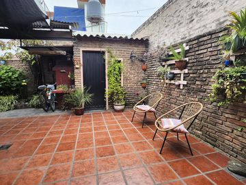 Venta casa 4 ambientes con patio, parrila y cochera en Villa Luzuriaga.