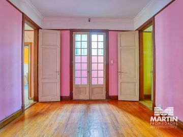 Casa en San Isidro, 5 amb. con patio y terraza. Apto uso comercial.