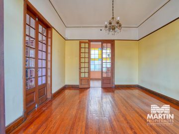 Casa en San Isidro, 5 amb. con patio y terraza. Apto uso comercial.