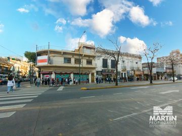 Casa en San Isidro, 5 amb. con patio y terraza. Apto uso comercial.