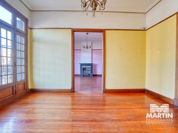 Casa en San Isidro, 5 amb. con patio y terraza. Apto uso comercial.