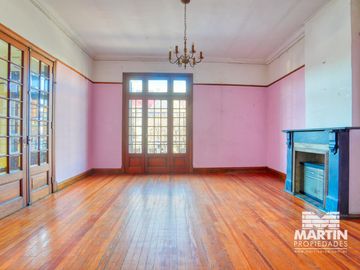 Casa en San Isidro, 5 amb. con patio y terraza. Apto uso comercial.