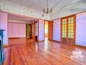 Casa en San Isidro, 5 amb. con patio y terraza. Apto uso comercial.