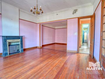 Casa en San Isidro, 5 amb. con patio y terraza. Apto uso comercial.
