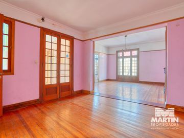 Casa en San Isidro, 5 amb. con patio y terraza. Apto uso comercial.