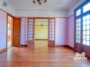 Casa en San Isidro, 5 amb. con patio y terraza. Apto uso comercial.