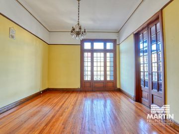 Casa en San Isidro, 5 amb. con patio y terraza. Apto uso comercial.