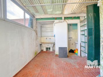 Casa en San Isidro, 5 amb. con patio y terraza. Apto uso comercial.