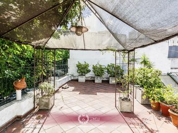 Venta casa sobre terreno 246M² construidos patio terraza parrilla Balvanera / Almagro USAM 916M²