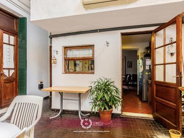 Venta casa sobre terreno 246M² construidos patio terraza parrilla Balvanera / Almagro USAM 916M²