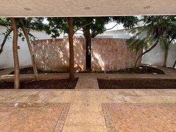 CASA EN VENTA MÉRIDA, CON ALBERCA CERCA DE LOS MEJORES SERVICIOS DE LA CIUDAD
