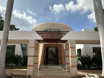 CASA EN VENTA MÉRIDA, CON ALBERCA CERCA DE LOS MEJORES SERVICIOS DE LA CIUDAD