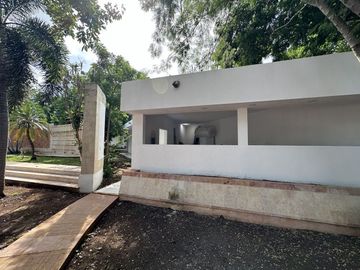 CASA EN VENTA MÉRIDA, CON ALBERCA CERCA DE LOS MEJORES SERVICIOS DE LA CIUDAD