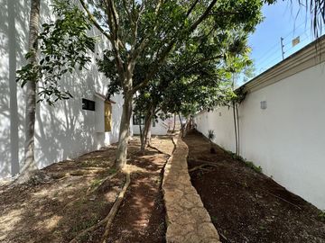 CASA EN VENTA MÉRIDA, CON ALBERCA CERCA DE LOS MEJORES SERVICIOS DE LA CIUDAD