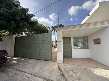 CASA EN VENTA MÉRIDA, CON ALBERCA CERCA DE LOS MEJORES SERVICIOS DE LA CIUDAD