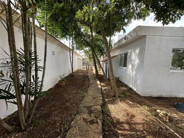 CASA EN VENTA MÉRIDA, CON ALBERCA CERCA DE LOS MEJORES SERVICIOS DE LA CIUDAD
