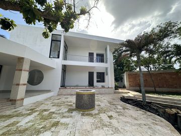 CASA EN VENTA MÉRIDA, CON ALBERCA CERCA DE LOS MEJORES SERVICIOS DE LA CIUDAD