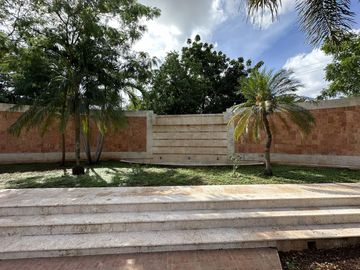 CASA EN VENTA MÉRIDA, CON ALBERCA CERCA DE LOS MEJORES SERVICIOS DE LA CIUDAD
