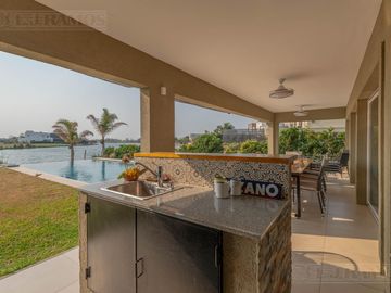 Casa 5 ambientes en  El Cantón Islas a laguna -  MB