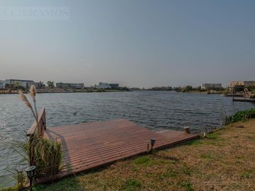 Casa 5 ambientes en  El Cantón Islas a laguna -  MB