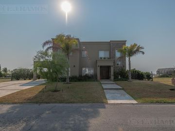 Casa 5 ambientes en  El Cantón Islas a laguna -  MB