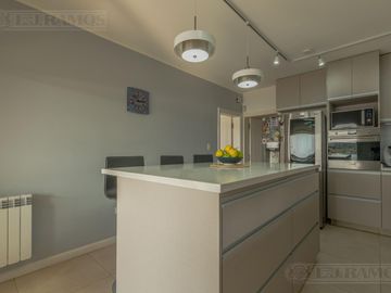 Casa 5 ambientes en  El Cantón Islas a laguna -  MB