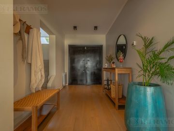 Casa 5 ambientes en  El Cantón Islas a laguna -  MB