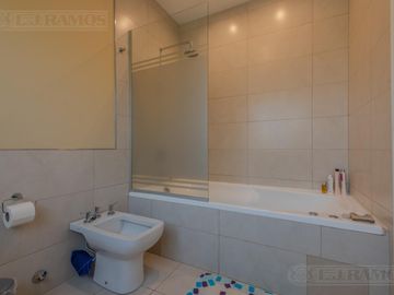 Casa 5 ambientes en  El Cantón Islas a laguna -  MB