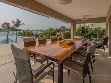Casa 5 ambientes en  El Cantón Islas a laguna -  MB