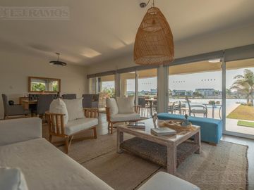 Casa 5 ambientes en  El Cantón Islas a laguna -  MB