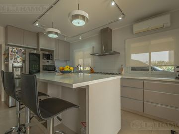 Casa 5 ambientes en  El Cantón Islas a laguna -  MB