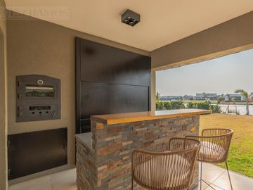 Casa 5 ambientes en  El Cantón Islas a laguna -  MB