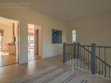 Casa 5 ambientes en  El Cantón Islas a laguna -  MB
