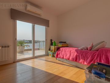 Casa 5 ambientes en  El Cantón Islas a laguna -  MB